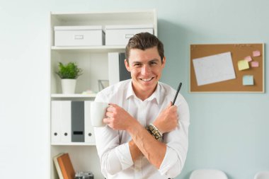 Yakışıklı işadamı ofiste eğleniyor