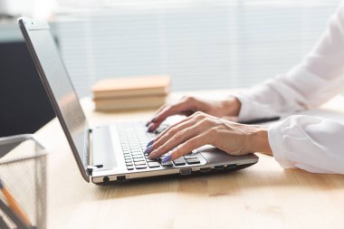 İş, teknoloji ve insan kavramı - kadının el laptop yazarak yakın