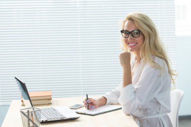 Teknoloji, iş ve insan kavramı - bilgisayar ve Not almak çalışma gözlük güzel kadın