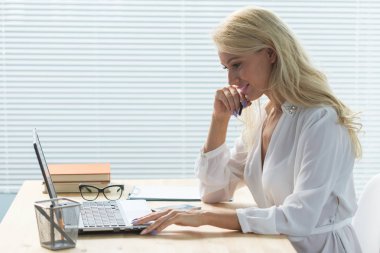 Teknoloji, iş ve insan kavramı - bilgisayarda çalışan güzel gülümseyen kadın