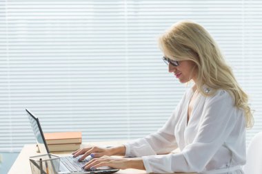 Teknoloji, iş ve insan kavramı - bilgisayar çalışma gözlük güzel kadın