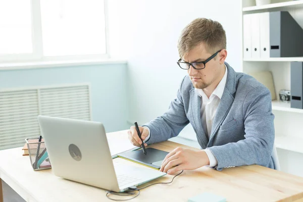 Diseñador, artista y concepto de diseño web - Retrato de un joven que utiliza la tableta digital y el ordenador portátil en la oficina — Foto de Stock