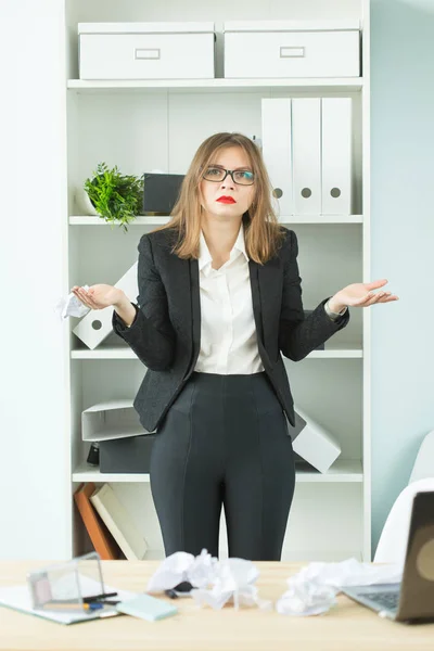 Lidé, podniky a emoce koncept - žena s nechápavým výrazem oblečený v obleku v úřadu — Stock fotografie