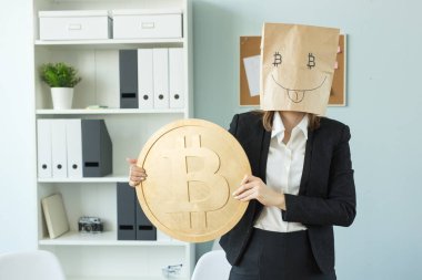 Kripto para birimi, para, blockchain kavramı - başında paketiyle komik kadın göster bize büyük bir bitcoin. O deli gibi görünüyor