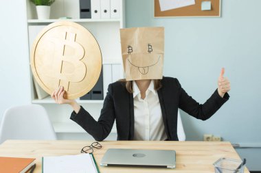 Kripto para birimi, sanal para ve blockchain kavramı - ofiste bitcoin sembolü ile komik kağıt Maske giyen kadın