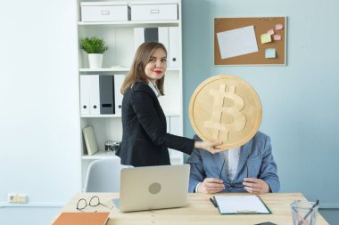 Para, kripto para birimi ve insanlar kavramı - iş kadın kapalı büyük bitcoin Office tarafından yüz mans