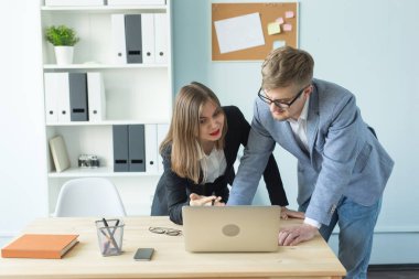İş, takım çalışması ve insanlar kavramı - yakın çekim portre erkek ve kadın işyerlerine yeni bir proje tartışıyor