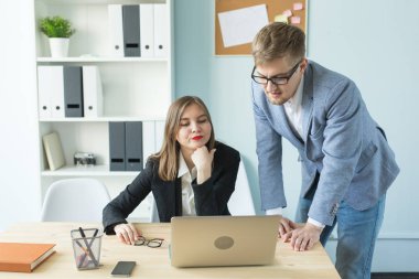 İş, takım çalışması ve insanlar kavramı - ciddi adam ve ofis Projesi'nde çalışan çekici kadın portre.