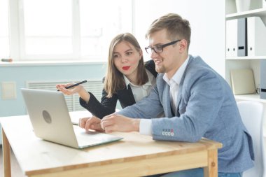 İş adamları, takım çalışması ve office kavramı - kadın ve erkek birlikte Office Başlangıç projesi çalışıyoruz