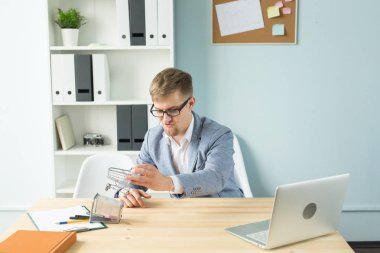 Ofis, iş adamları, sonu kavramı - Yöneticisi çalışmaları sırasında Oyuncak süpermarket arabası ile ofiste ile oynuyor