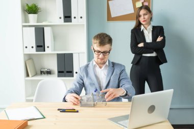 İş, duygu ve insanlar kavramı - patron kadın arıyor adam çalışma sırasında oyun oynayan