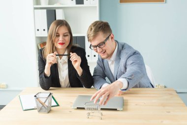 İş, takım çalışması ve insanlar kavramı - iki işçi bir mola sırasında dinlenmek.