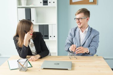 İş, takım çalışması ve insanlar kavramı - kadın erkek arkadaşı arıyor kim oyun sırasında çalışma dinlenme