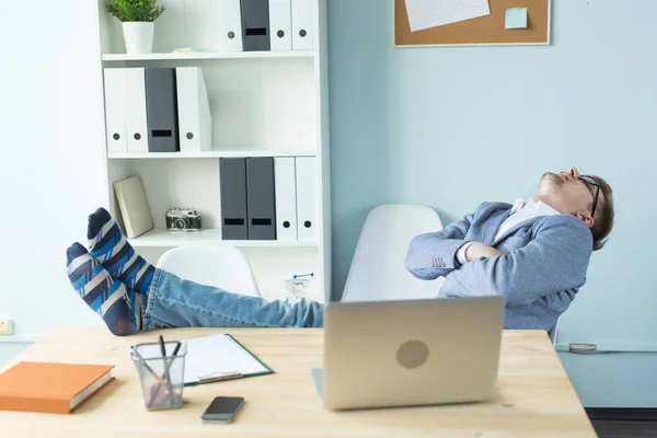 Business, burnout professionnel et concept de personnes - Se sentir épuisé. Homme d'affaires dormant sur son lieu de travail — Photo