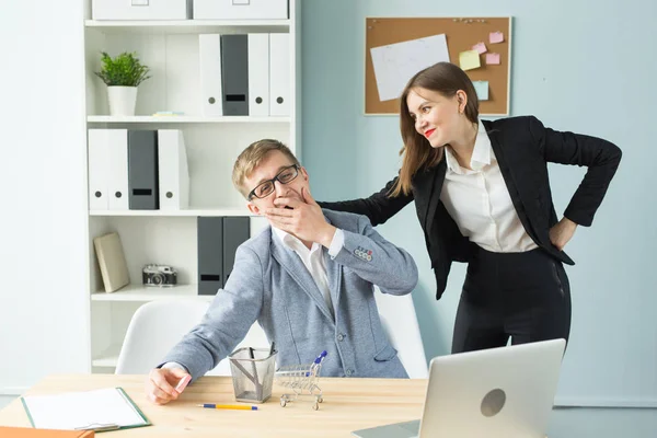 Büro, Geschäftsleute und müdes Konzept - Frau schaut Mann an, der während der Arbeit ruht — Stockfoto