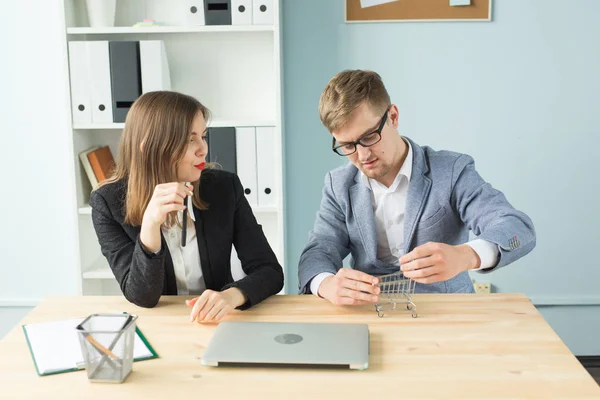 Business, Teamwork und People-Konzept - zwei Kollegen diskutieren ein interessantes Projekt im Büro — Stockfoto