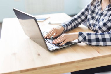 Teknoloji, iş ve insan kavramı - kadar yakın kadının elin klavyede yazarak