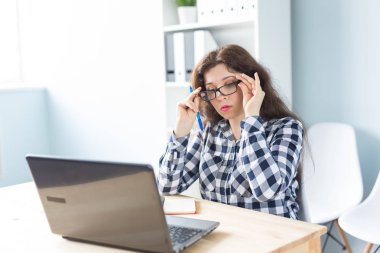 Ofis çalışanı ve grafik tasarımcı kavramı - kadın ofiste dizüstü bilgisayar ile çalışma