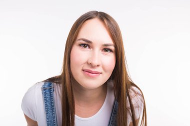 Beyaz arka plan üzerinde izole denim genel bir gülümseyen güzel kadın portresi