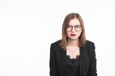 Moda ve insanlar kavramı - kopya alanı beyaz zemin üzerine kırmızı dudaklar ile gözlüklü genç ciddi kadın portresi yakından