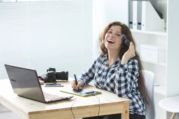 Επιχειρήσεις, web σχεδιασμός και άνθρωποι έννοια - γυναίκα χρήση γραφική ταμπλέτα εργάζονται στο lap-top και χαμογελαστός — Φωτογραφία Αρχείου