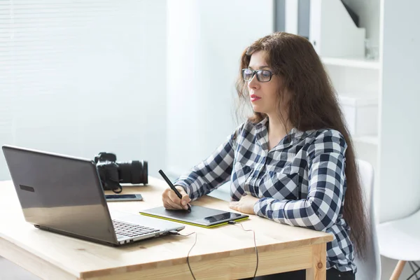 Trabalho, negócios, tecnologia e conceito de designer - jovem mulher usando tablet e assistindo no laptop — Fotografia de Stock