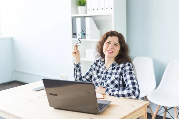Coworking, Grafikdesignerin und Geschäftsfrau - Frau arbeitet im Büro mit Laptop — Stockfoto