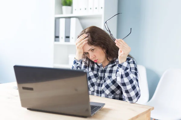 Lavoro, uomini d'affari e concetto di tecnologia - giovane donna stanca di lavorare al computer portatile e ha un mal di testa — Foto Stock