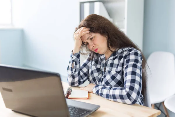 Tecnologia, business e persone concetto Giovane donna perplessa con la mano vicino alla fronte seduta di fronte al computer portatile — Foto Stock