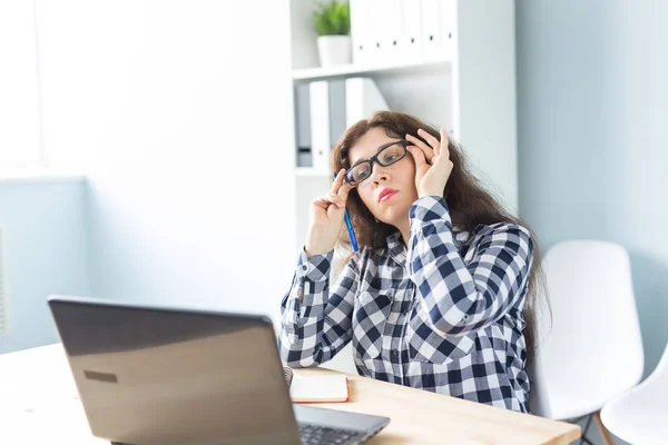 Lavoro, affari, tecnologia e concetto di persone - giovane donna che guarda qualcosa sullo schermo con gli occhiali — Foto Stock