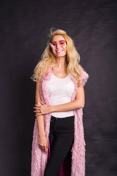 어두운 배경 위에 흰색 셔츠와 핑크 카디 건을 입은 분홍색 안경 패션 및 뷰티 개념-금발 모델 — 스톡 사진