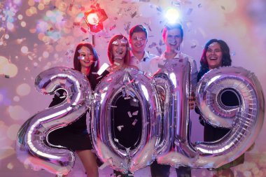 Parti, tatil ve insanlar kavramı - büyük 2019 sembolü holding yeni yıl kutlama arkadaş grubu