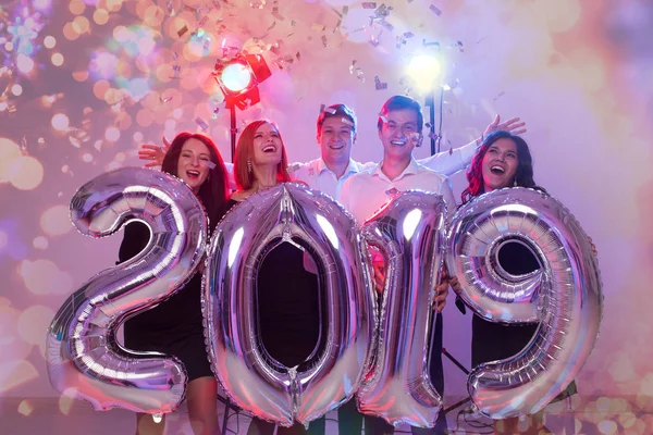 Festa, pessoas e conceito de feriados de ano novo - mulheres e homens celebrando véspera de ano novo 2019 — Fotografia de Stock