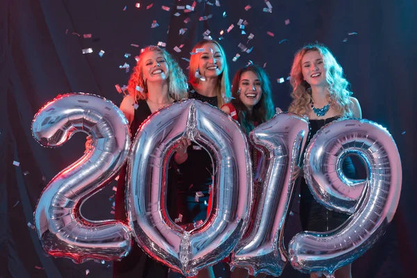 Festa, vacanze e concetto di popolo - Gruppo di amiche che festeggiano il nuovo anno con un grande simbolo 2019 — Foto Stock