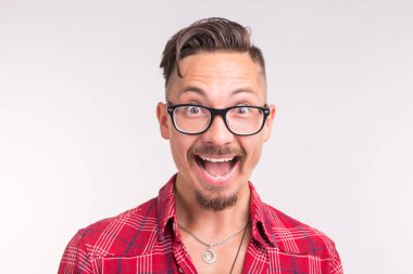 İfade ve jest kavramı - beyaz arka plan üzerinde gülüyor gözlüklü yakışıklı adam