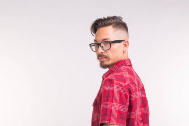 İnsanlar, güzellik ve moda kavramı - portre şık yakışıklı delikanlı kopya alanı ile beyaz arka plan üzerinde yakından