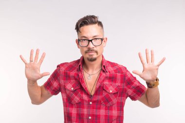 Duygu ve insanlar kavramı - yakışıklı adam onun eller ya da seni korkutuyor, gösterilen beyaz arka plan üzerinde giyen kareli gömlek ve gözlük.