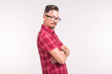 Emin yakışıklı adam kopya alanı beyaz zemin üzerine sakallı