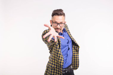 İfade ve jest kavramı - elini genç yakışıklı adamla