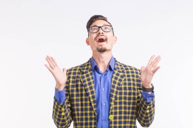 İnsanlar ve duygular kavramı - genç neşeli hipster adam beyaz arka plan üzerinde