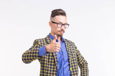 İfade ve jest kavramı - beyaz arka plan üzerinde parmakla gösterilen yakışıklı adam