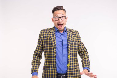 İfade ve jest kavramı - beyaz arka plan üzerinde sürpriz yüz ile gözlüklü yakışıklı adam