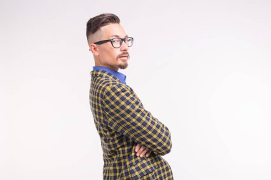 Sakal ve bıyık kopya alanı ile beyaz arka plan üzerinde duran çarpı işareti, kollarını sahip bardaklarda ceketli yakışıklı adamı