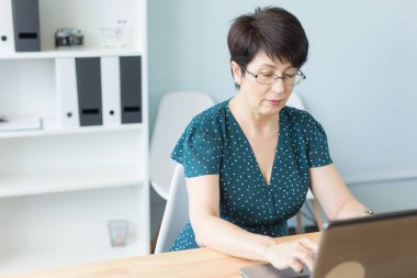 İş kavramı - insan ve Teknoloji laptop ofisinde çalışan iş kadın orta yaşlı