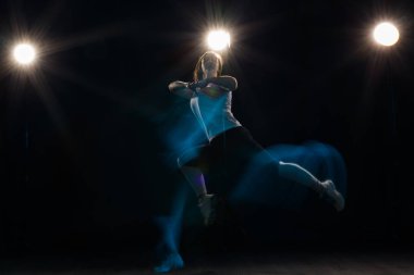 İnsanlar ve dans kavramı - siyah arka plan üzerine atlama genç kadın dansçı
