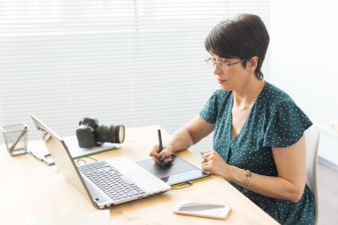 İş, web tasarım ve grafik sanat kavramı - pan kullanan orta yaşlı kadın kroki aygıt