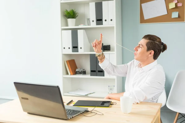 Joven de traje divirtiéndose en la oficina — Foto de Stock