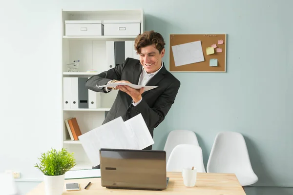 Obchodní, vtip, lidé koncept - pohledný mladý muž v obleku baví v kanceláři — Stock fotografie