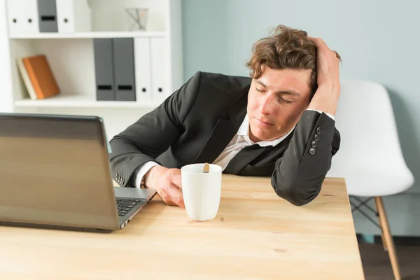 Concepto de negocios, humor y gente - Hombre guapo durmiendo en el lugar de trabajo — Foto de Stock