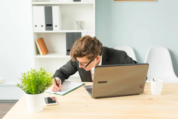 Concepto de oficina, broma y gente de negocios: el joven es divertido y entusiasta trabajando en la oficina — Foto de Stock